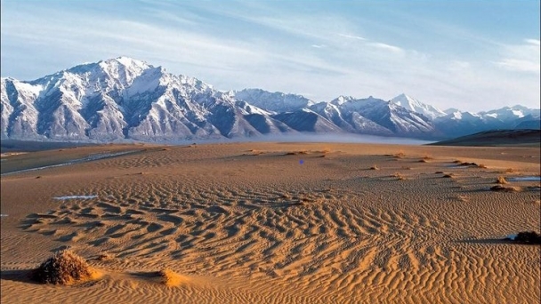 Sa mạc kỳ lạ nhất thế giới được bao quanh bởi những ngọn núi tuyết, tiếp cận không dễ nhưng vẫn hút khách du lịch