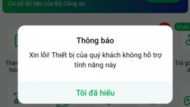 Nhân viên ngân hàng chỉ cách xử lý đơn giản khi điện thoại không có tính năng quét NFC để xác thực dữ liệu sinh trắc học