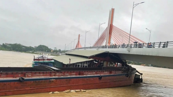 Tàu rỗng, nhà nổi trôi tự do mắc kẹt vào cây cầu hơn 500 tỷ nối hai tỉnh Phú Thọ và Vĩnh Phúc