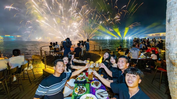“Độc lạ” nhà hàng bia thủ công một tối có tới 2 show pháo hoa tại Phú Quốc