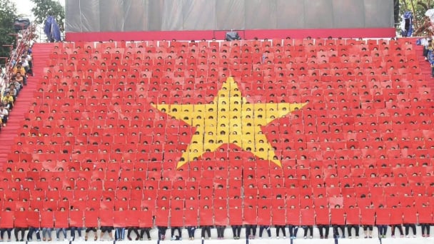 Sân trường thắm đỏ màu cờ cùng niềm tự hào dân tộc