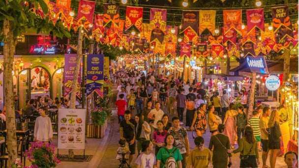 Phát triển kinh tế đêm: Không thể chỉ là những “ngọn đèn sáng muộn”