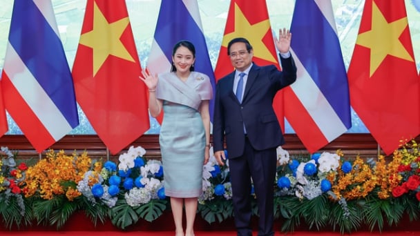 Thủ tướng Phạm Minh Chính cùng Thủ tướng Thái Lan tham quan triển lãm sản phẩm thủ công mỹ nghệ Việt Nam