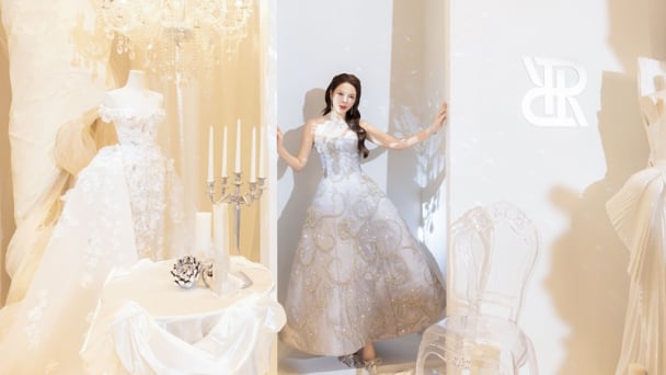 Lý Nhã Kỳ 'thắp sáng' thảm đỏ show váy cưới Chung Thanh Phong