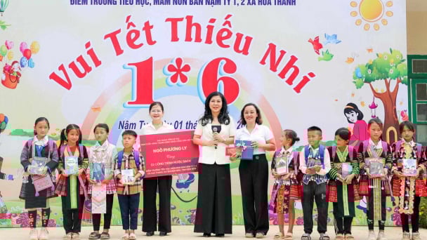 Phu nhân Ngô Phương Ly tặng quà, vui Tết thiếu nhi cùng trẻ em ở Điện Biên