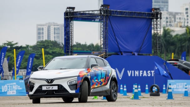 Người dùng chạy thử bộ đôi xe điện VinFast: VF 7 linh hoạt, lanh lẹ, VF 8 êm ái, phù hợp cho gia đình