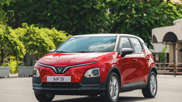 Nữ chủ xe tự tin “vượt” tắc đường nhờ VinFast VF 5