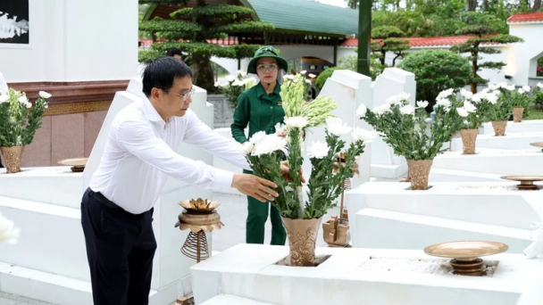 Phó Thủ tướng Nguyễn Văn Thắng tri ân các anh hùng liệt sĩ tại những 'địa chỉ đỏ' miền Trung