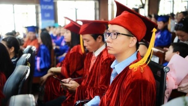 Ban hành tiêu chuẩn hỗ trợ đào tạo tiến sĩ, thạc sĩ cho giảng viên