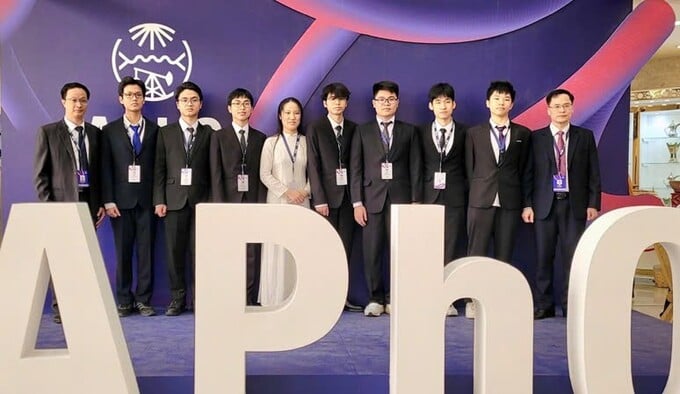 8/8 học sinh Việt Nam giành Huy chương tại Olympic Vật lí châu Á