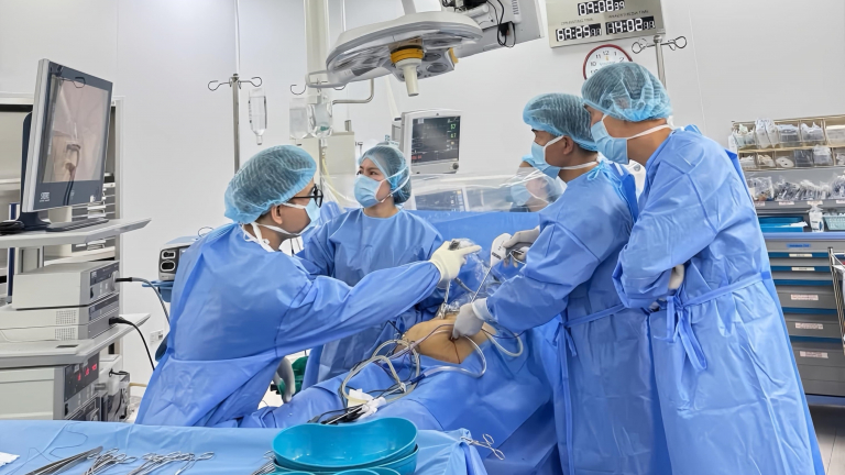 Vinmec Đà Nẵng mổ cấp cứu loại bỏ khối u buồng trứng khổng lồ cho bệnh nhân suy thận