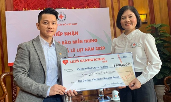 Lee’s Sandwiches ủng hộ 100.000 USD giúp học sinh vùng lũ miền Trung