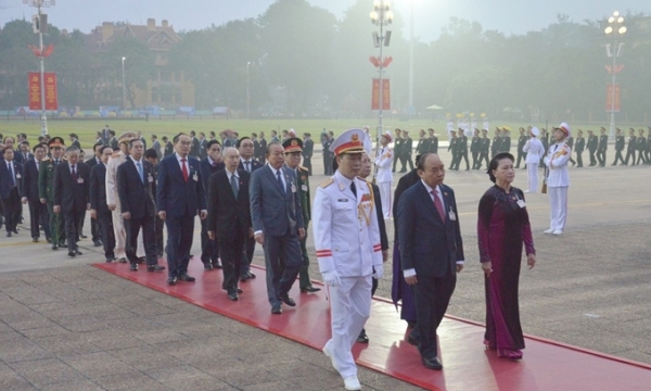 Các đại biểu dự Đại hội đại biểu toàn quốc lần thứ XIII của Đảng vào Lăng viếng Chủ tịch Hồ Chí Minh
