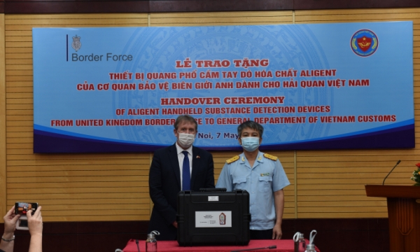 Lễ bàn giao 04 máy quang phổ phát hiện hóa chất do cơ quan bảo vệ biên giới Anh dành cho Hải quan Việt Nam