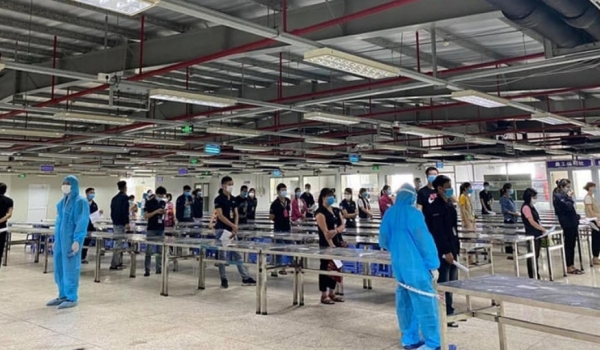 Hơn 300 công nhân ở Bắc Giang dương tính với SARS-CoV-2, Bộ Y tế họp khẩn