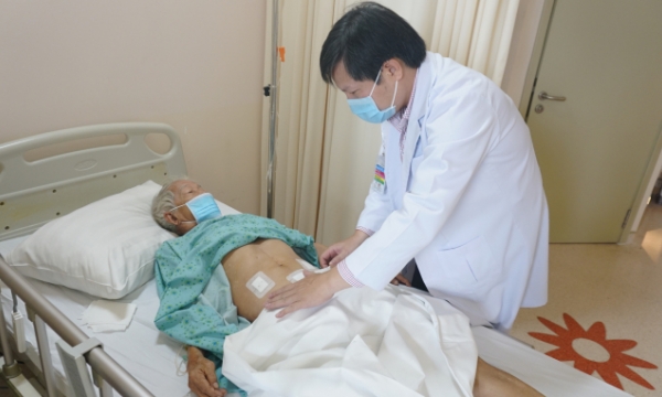 Mổ nội soi cấp cứu cho cụ ông 82 tuổi tắc ruột non