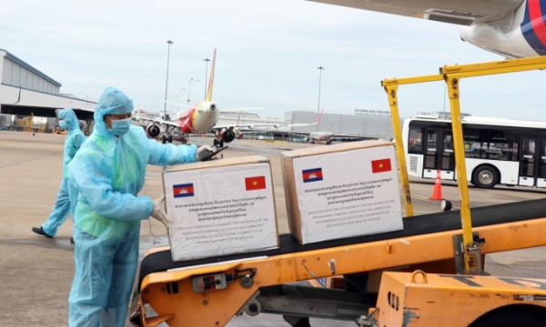 Tiếp nhận lô hàng do Campuchia hỗ trợ Việt Nam chống dịch COVID-19