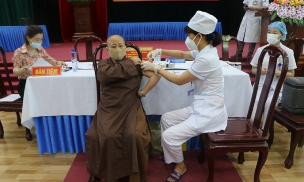 Tiêm vắc xin phòng Covid-19 cho 398 chức sắc, chức việc các tôn giáo trên địa bàn tỉnh.