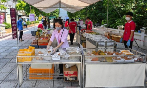 Nhiều siêu thị ở Hà Nội tăng hàng loạt biện pháp mới, mở điểm bán ngoài trời phòng dịch