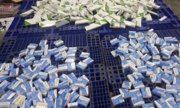 Thu giữ hàng trăm hộp thuốc, thiết bị y tế chống dịch Covid-19 nhập khẩu trái phép
