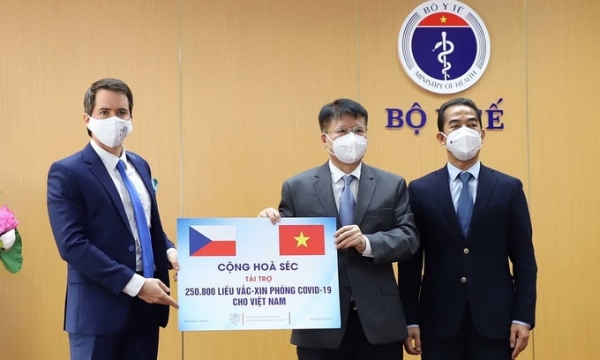 Việt Nam nhận hơn 250.000 liều vaccine Covid-19 từ Cộng hòa Czech