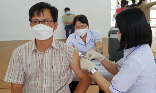 Bộ Y tế yêu cầu các tỉnh thành sẵn sàng tiêm vaccine COVID-19 số lượng lớn