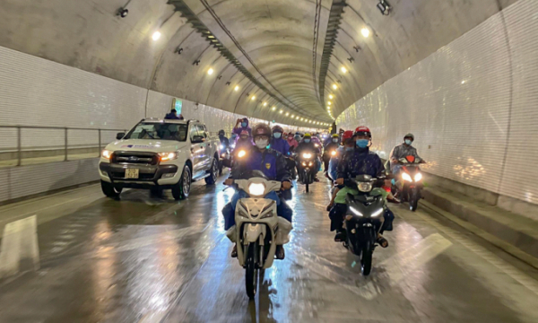 Hình ảnh đoàn người đi xe máy về quê được lưu thông qua hầm Hải Vân