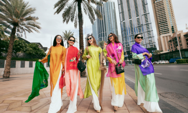 'Gia đình' Hoa hậu Hoàn Vũ Việt Nam diện áo dài sành điệu dạo phố Dubai