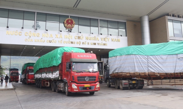 Lào Cai và Quảng Ninh tạm dừng tiếp nhận xe chở hoa quả tươi đến cửa khẩu