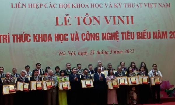 Chủ tịch nước Nguyễn Xuân Phúc dự Lễ tôn vinh trí thức KH&CN tiêu biểu năm 2022