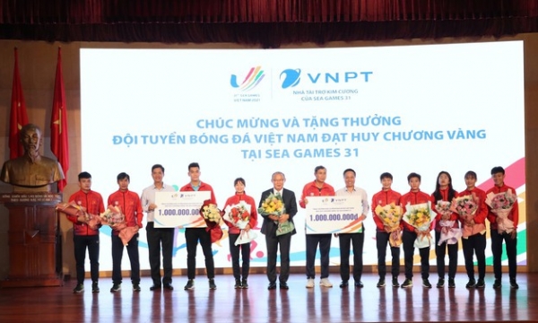 VNPT thưởng 'nóng' 2 tỷ đồng cho đội tuyển bóng đá nam và nữ