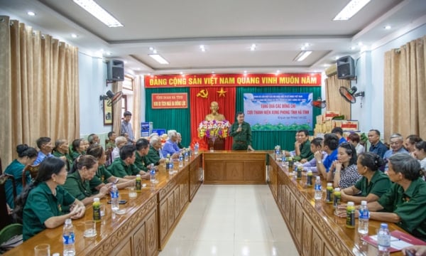 Trao tặng quà tri ân cựu Thanh niên xung phong tỉnh Hà Tĩnh