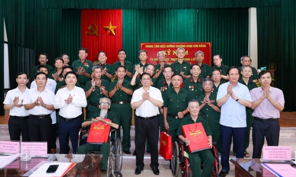 Thủ tướng Phạm Minh Chính tặng quà tri ân mẹ Việt Nam anh hùng, các thương binh, bệnh binh, gia đình chính sách