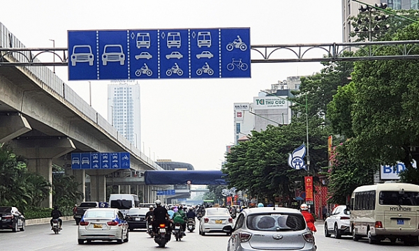 Hà Nội: Phân làn ôtô, xe máy trên đường Nguyễn Trãi bằng dải phân cách cứng