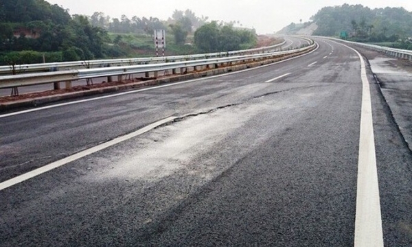 VEC chậm trễ sửa chữa hư hỏng mặt đường cao tốc Nội Bài – Lào Cai