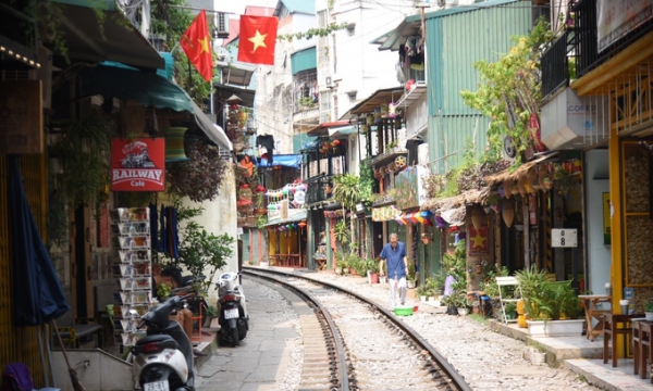 Hà Nội: Dựng rào chắn đóng phố cà phê đường tàu