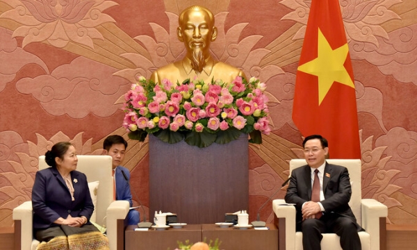 Chủ tịch Quốc hội Vương Đình Huệ tiếp Trưởng Ban Tổ chức Trung ương Đảng Nhân dân cách mạng Lào