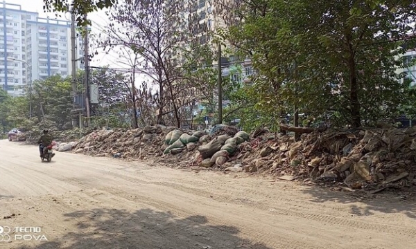 Hà Nội: Ám ảnh con đường chi chít “ổ voi”, ngập rác thải