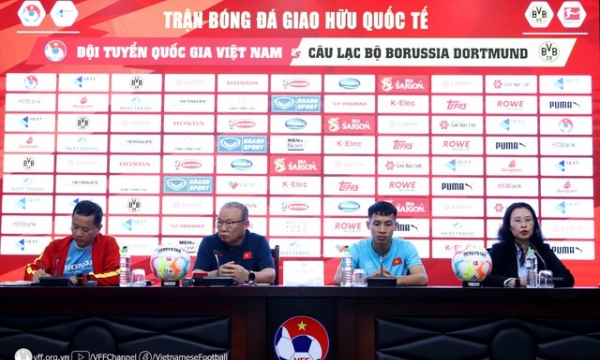Đội tuyển Việt Nam đá giao hữu với CLB Borussia Dortmund giữa mùa World Cup
