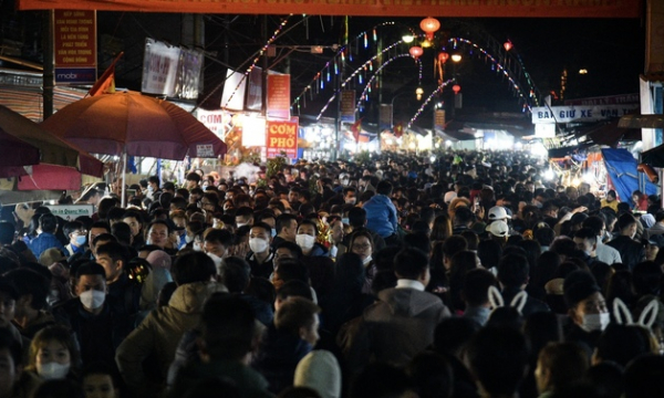 Người dân chen chúc dâng lễ cầu may ở chợ Viềng - Phủ Dầy