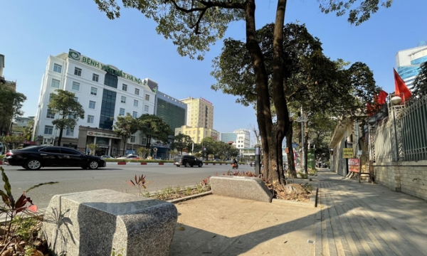Những chiếc ghế đá mới trên vỉa hè phố Nguyễn Chí Thanh