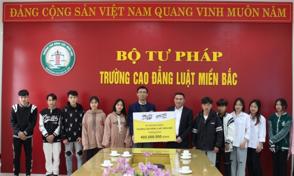 Học sinh vùng cao vui mừng nhận sữa từ Quỹ Phát triển Tài năng Việt