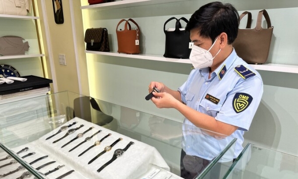 Đà Nẵng: Phát hiện nhiều vi phạm tại 9 cửa hàng chuyên bán hàng cho du khách quốc tế