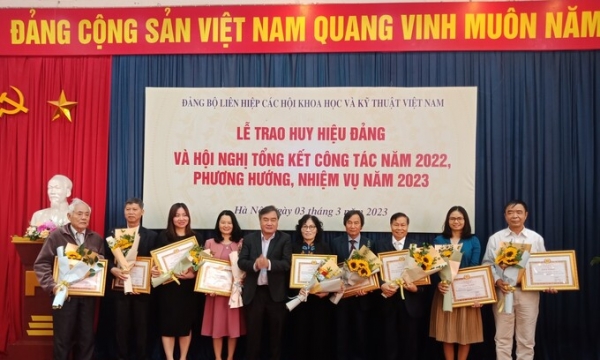 Đảng ủy Liên hiệp Hội Việt Nam tổ chức trao Huy hiệu Đảng và Hội nghị tổng kết công tác Đảng năm 2022