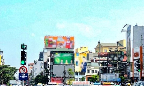 Chủ tịch Hà Nội yêu cầu rà soát hoạt động quảng cáo ngoài trời