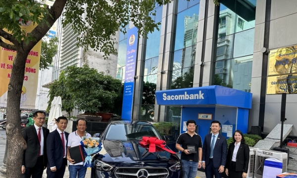 Sacombank trao thưởng xe Mercedes cho khách hàng tham gia bảo hiểm Dai-ichi Life