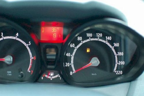 Ô tô có thể đi được bao nhiêu km khi kim xăng đã chạm vạch đỏ?