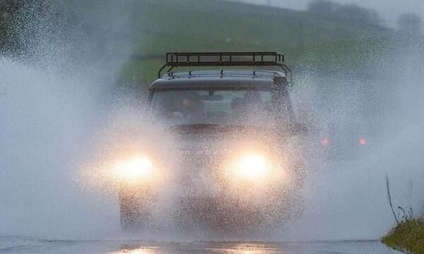 Kinh nghiệm lái xe ô tô an toàn khi trời mưa lớn