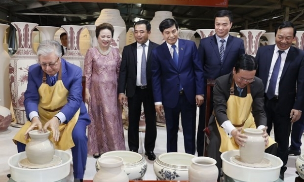 Chủ tịch nước Võ Văn Thưởng và Tổng thống Kazakhstan thăm  công ty Gốm Chu Đậu
