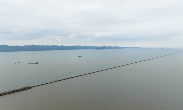 'Đường đi bộ trên biển' 10km nguy hiểm nhất Việt Nam như lát cắt chia đôi mặt biển, chỉ xuất hiện 1 lần mỗi ngày vào thời điểm đặc biệt